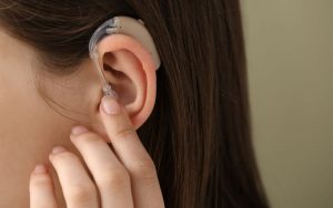 persona sorda con aparato